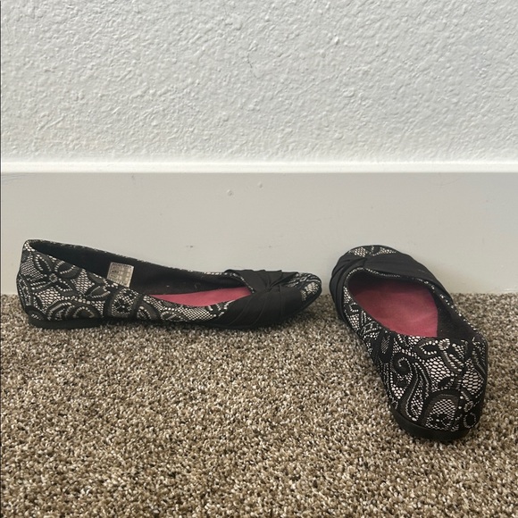 ‼️free w/purchase‼️Rocket Dog Black Lace Flats with Pink Insole - Picture 2 of 2